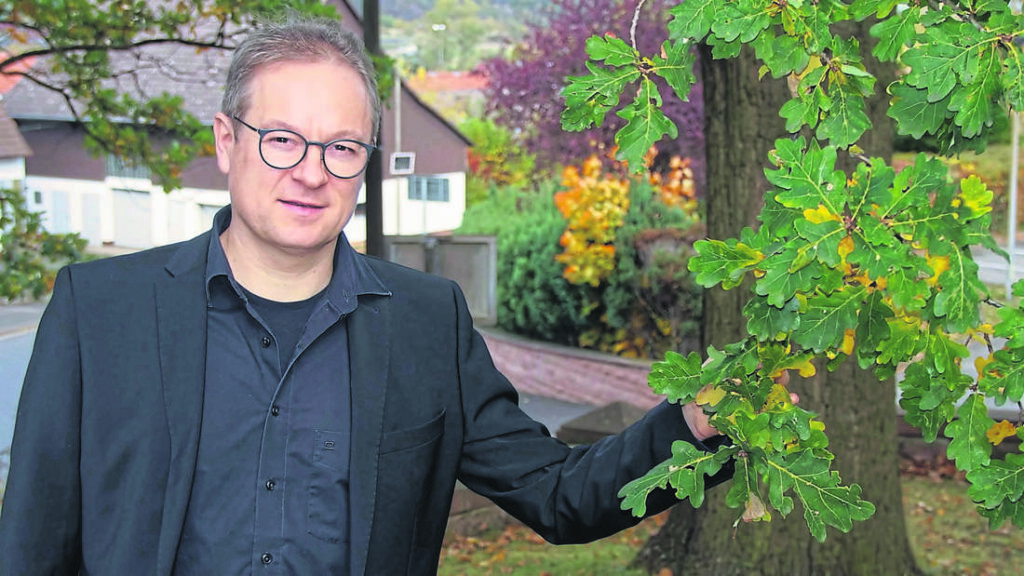 7430551 1376618211 wirbt fuer bewussten umgang mit natur und geschoepfen heringens pfarrer thorsten waap ist seit seiner jugend selbst jaeger 180nGPxeiU