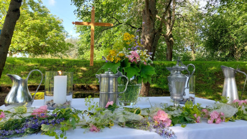 20240623 Altar mit Taufkannen